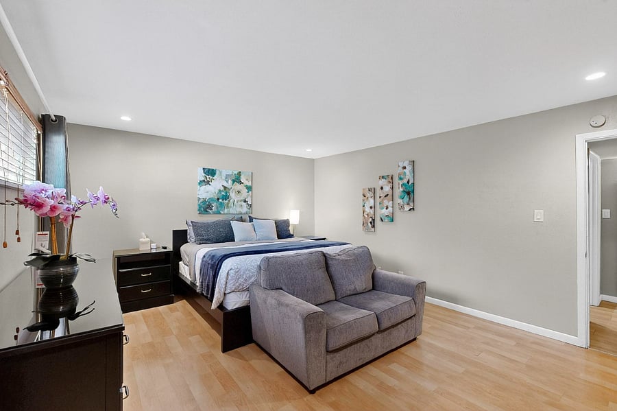 Third bedroom with walk-in closet, Smart TV