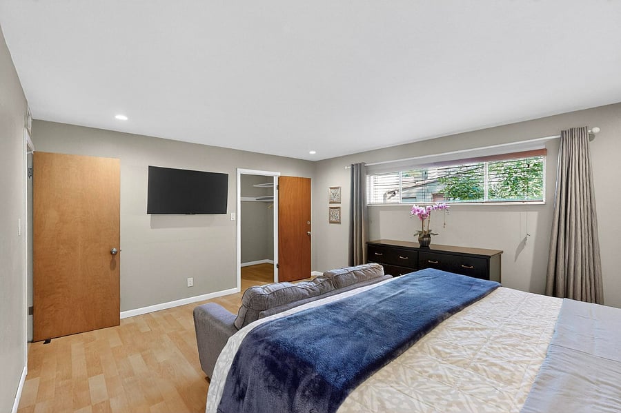 Third bedroom with walk-in closet, Smart TV