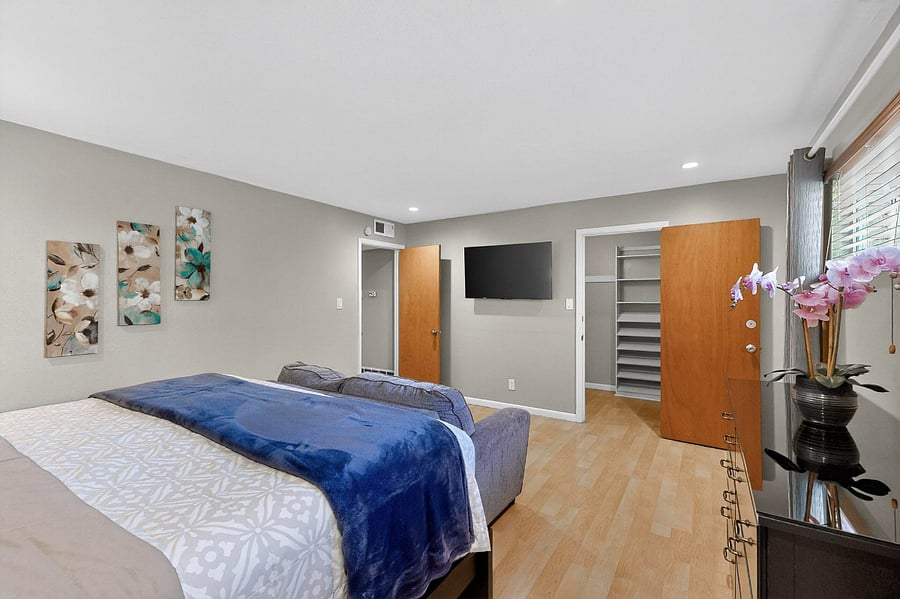 Third bedroom with walk-in closet, Smart TV