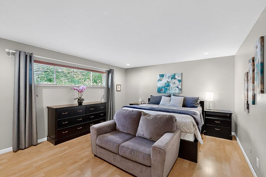 Third bedroom with walk-in closet, Smart TV