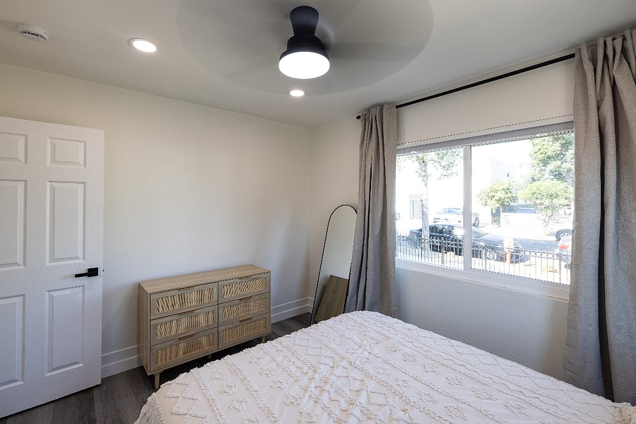 Bedroom 1
+Queen bed
+All seasons comforter
+Closet
+Blackout blinds