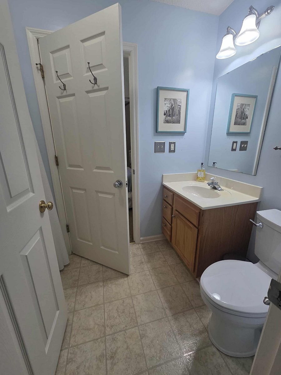 2nd Floor Bathroom
