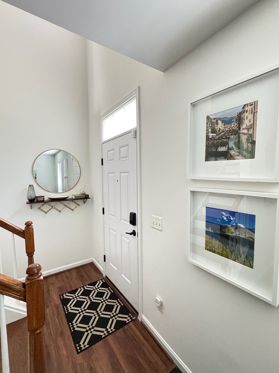 Entryway (1st floor)