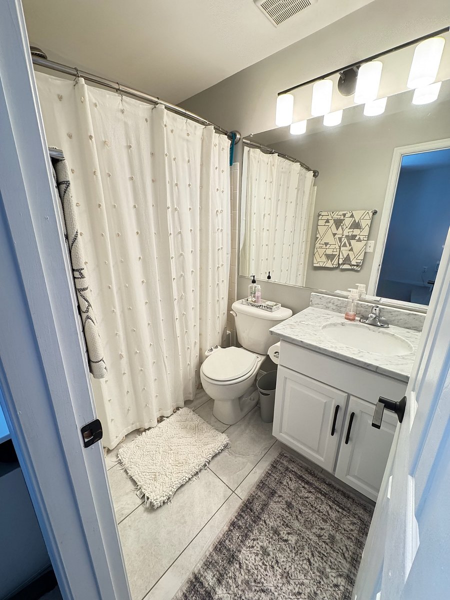Bedroom 3: Queen ensuite bath