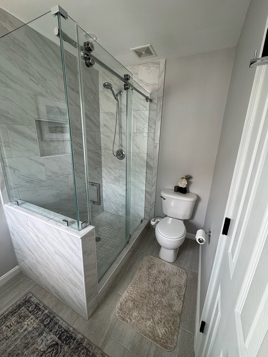 Bedroom 1: ensuite master bath