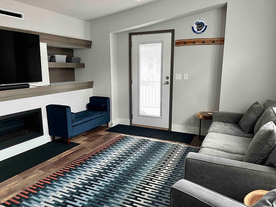 Unit 1 living room (w/queen sofa-bed), gas fireplace, smart TV
