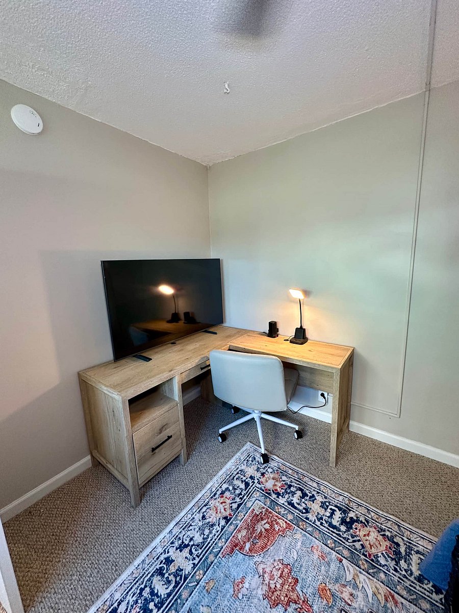 Bedroom - Corner Desk