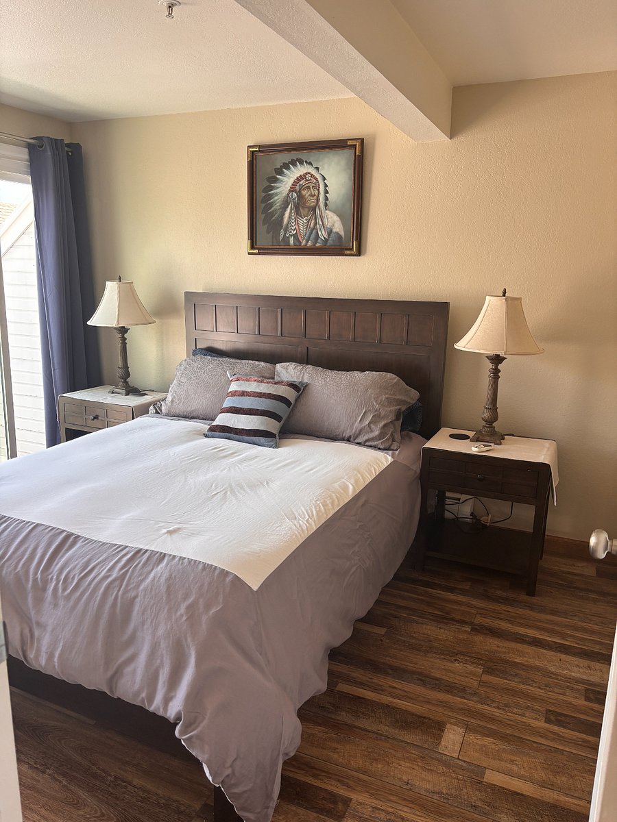 Queen bed in bedroom with balcony overlooking the flatirons