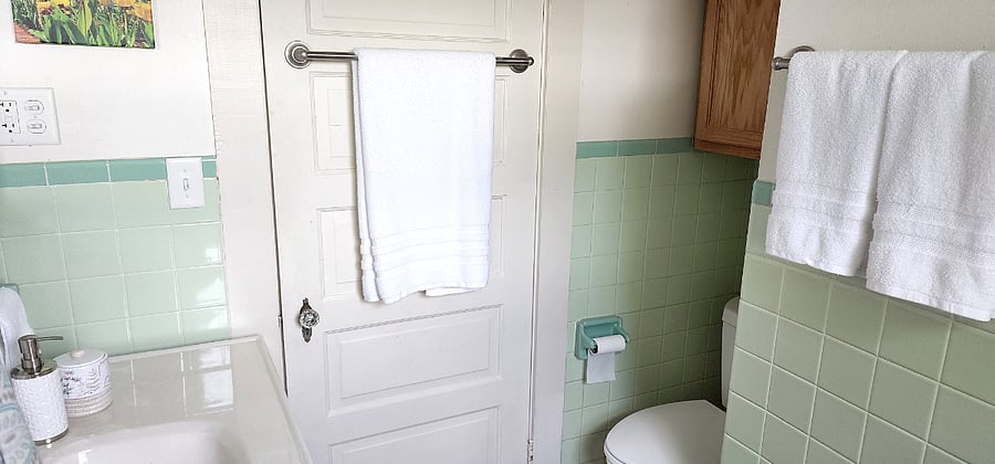 Full bath, door to hallway