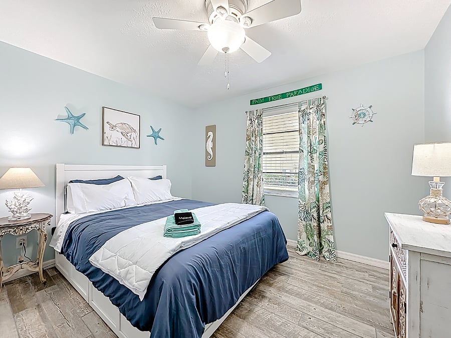 2nd bedroom with queen size bed