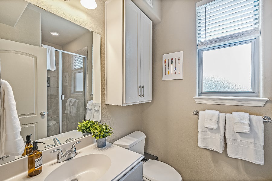 Guest Bedroom on-suite bathroom