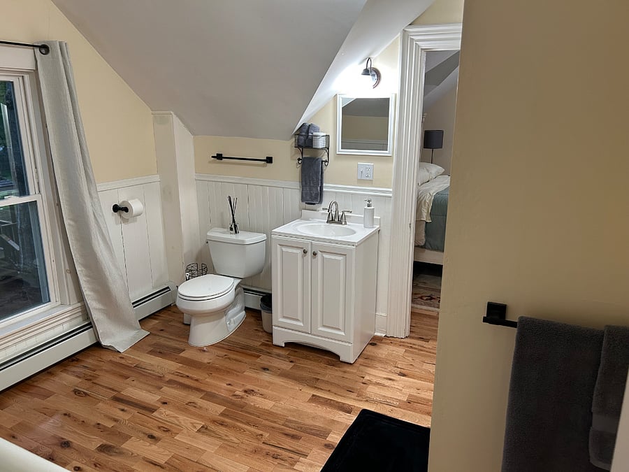 2nd floor full bathroom