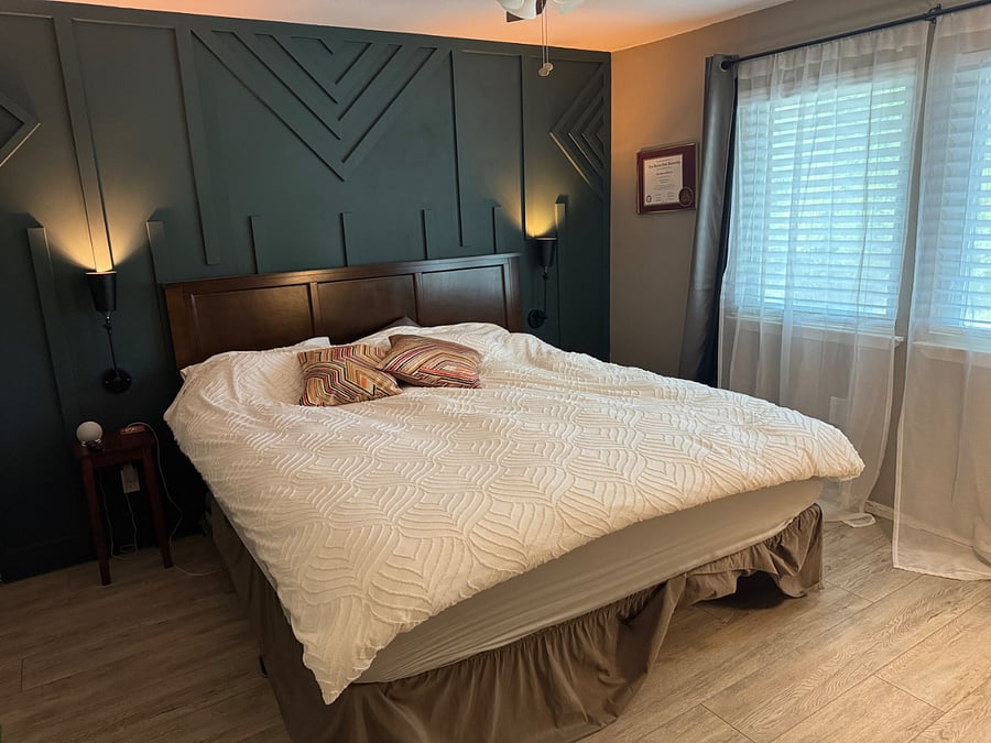 Master bedroom w/King