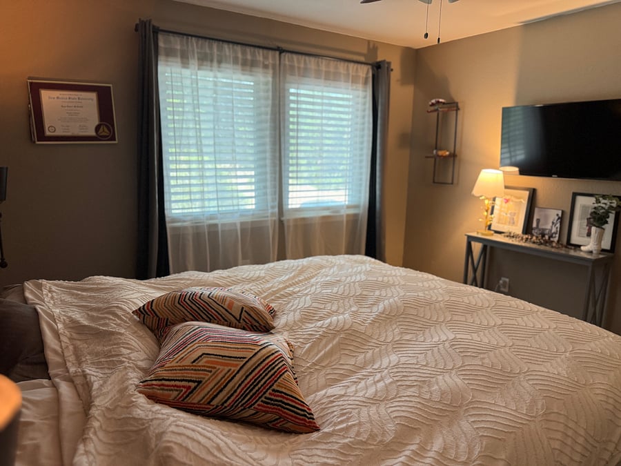 Master bedroom w/King