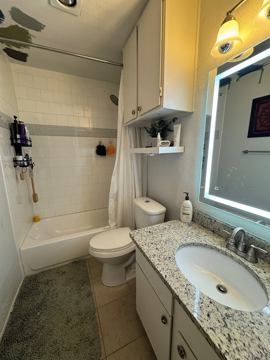 Upstairs full bathroom