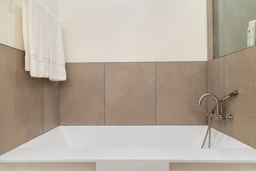 Deep soaking tub in the main bedroom