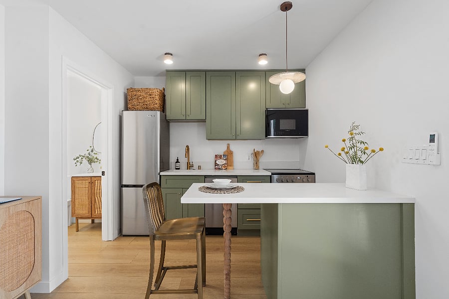 Kitchen with breakfast bar