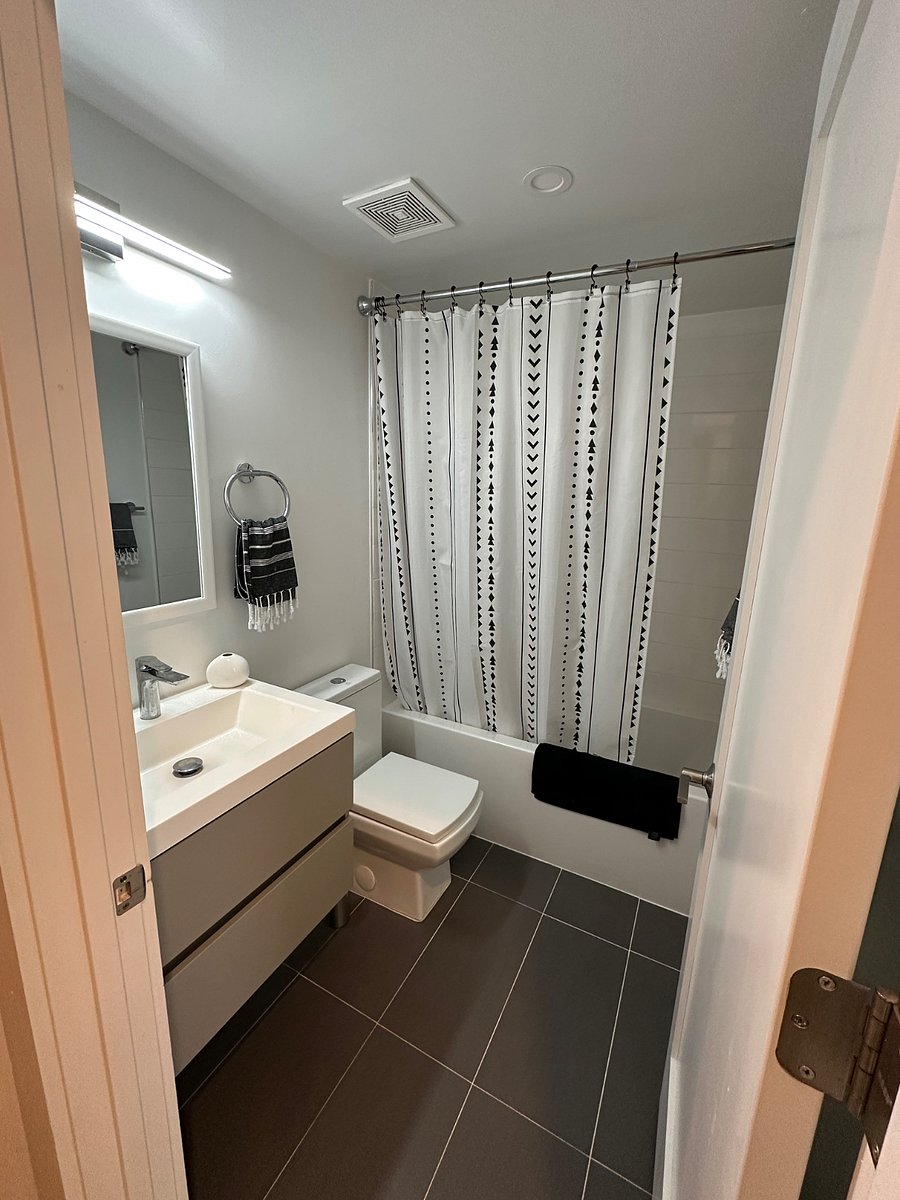 2nd Bathroom in hallway 