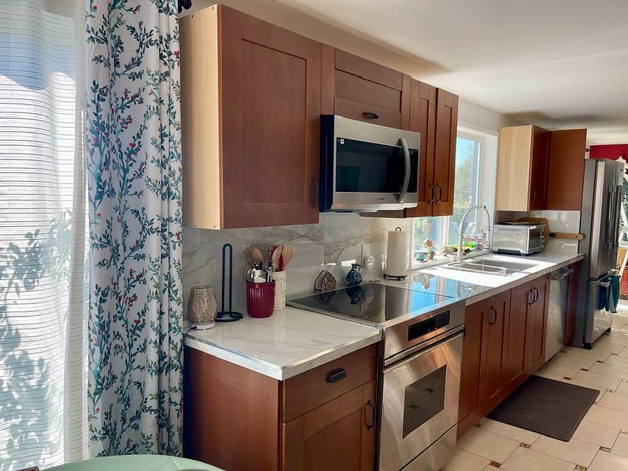 fully equipped kitchen with quality applicances - viking fridge, bosche dishwasher, dacor stove/oven