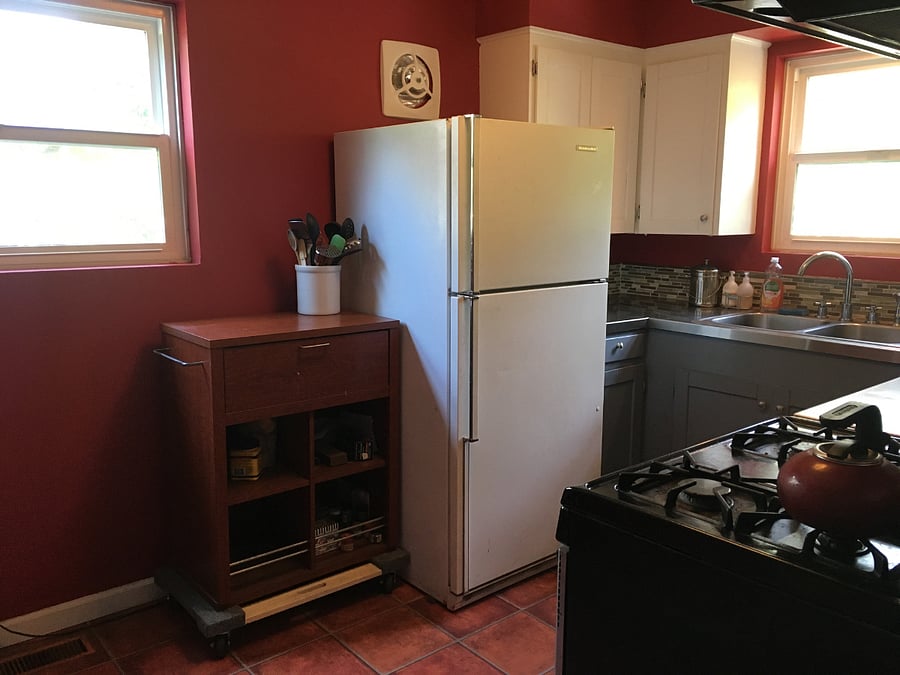 No microwave, coffee maker or dishwasher, but all other standard appliances are here.