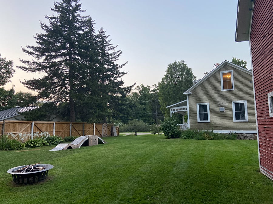 Shared yard. Note- paint has been updated since this photo!