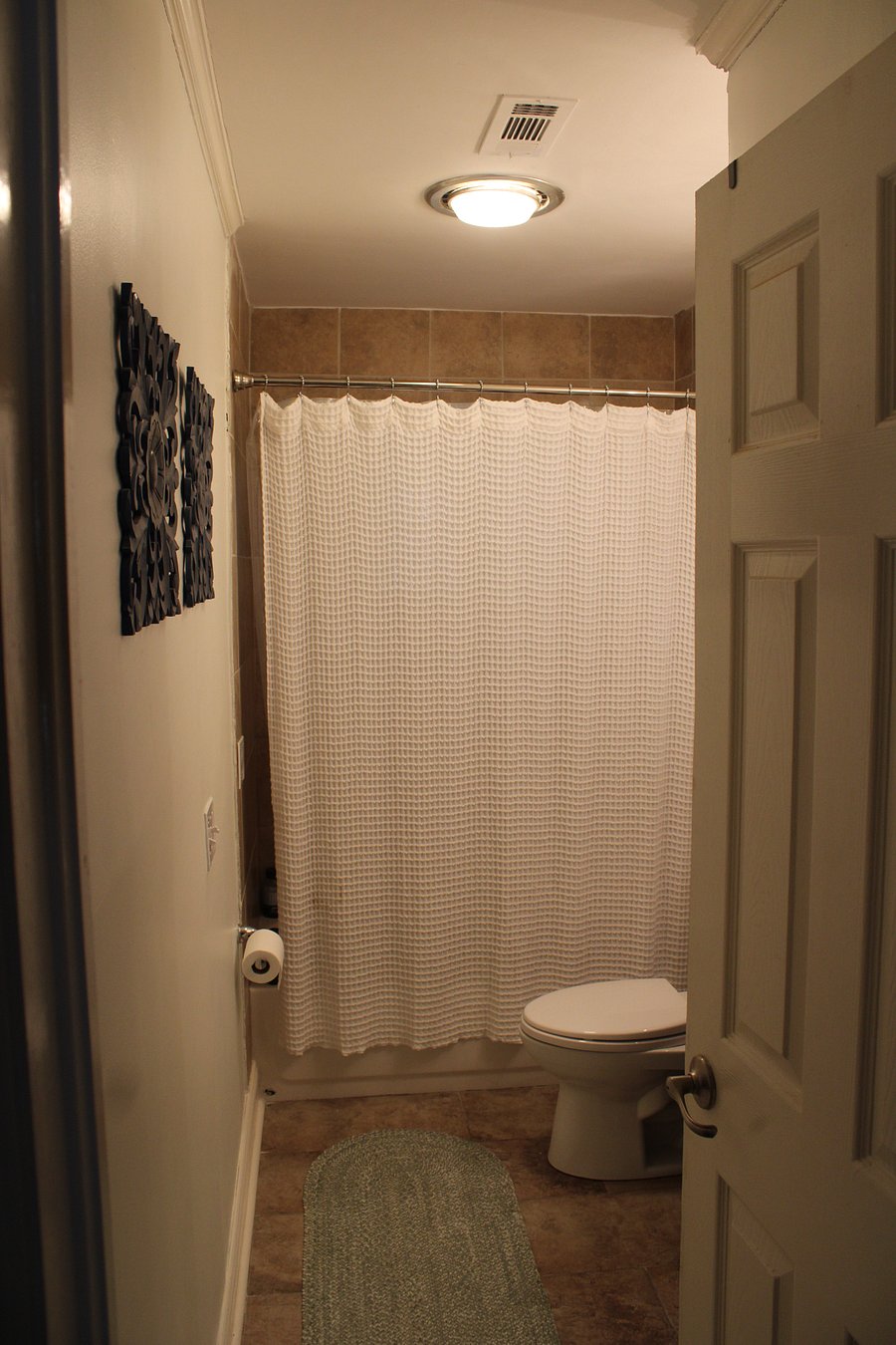 Bathroom shared between bedroom 1 and bedroom 2.