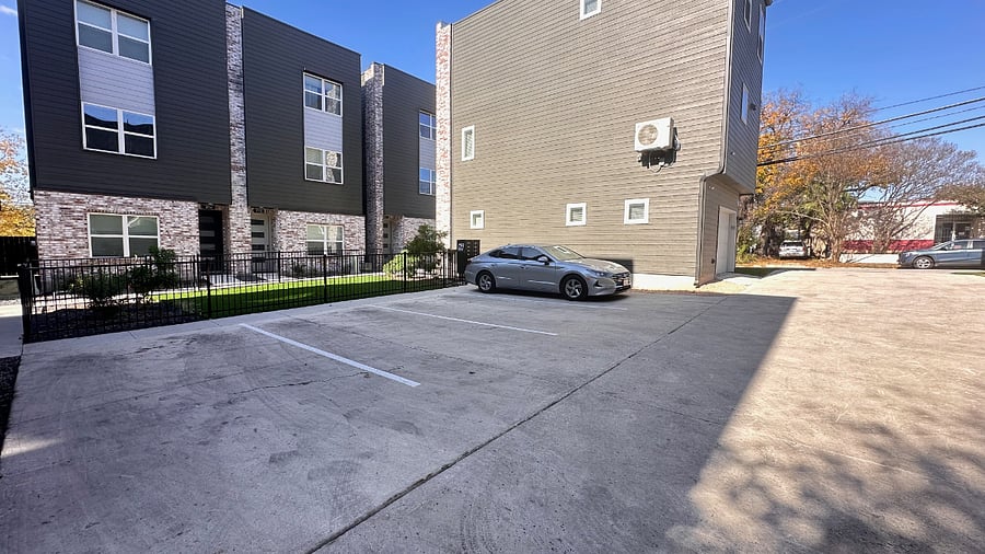 4 guest parking spots in the center of the complex are first-come/first-serve and face the front door of the condo
