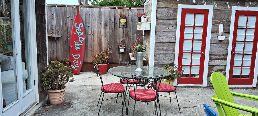 Sit outside, on the back patio and enjoy breakfast, lunch , or dinner. Restaurants and the harbor are an easy walk and you can just grab takeout. Or you can buy salmon right off the boat in our harbor!