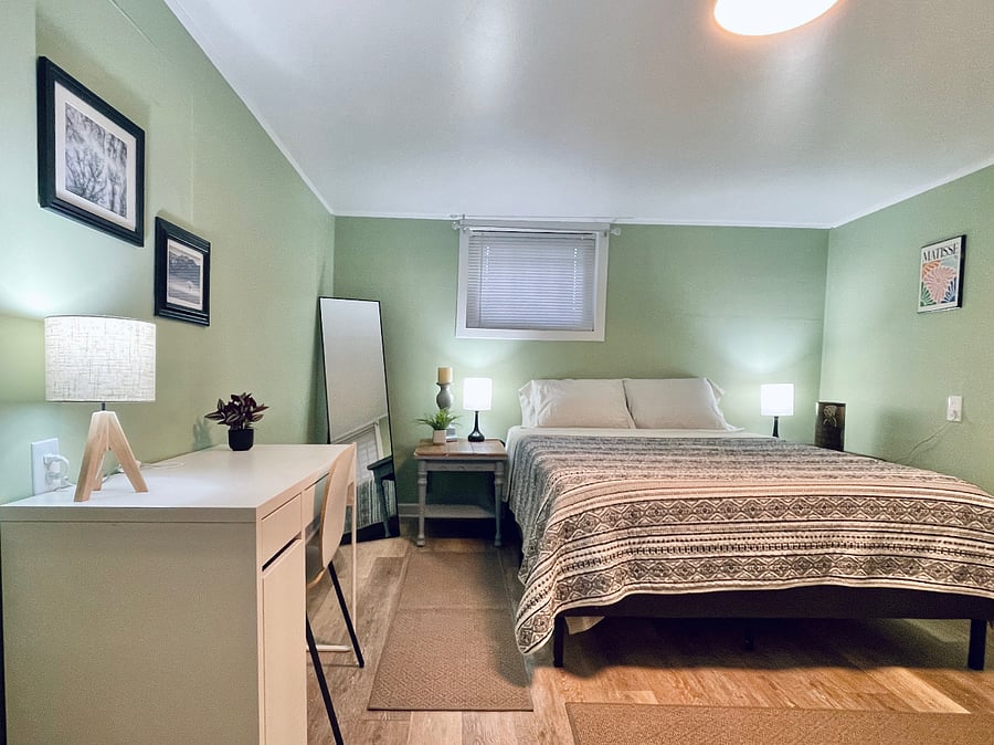 New queen-sized hybrid mattress and pillows