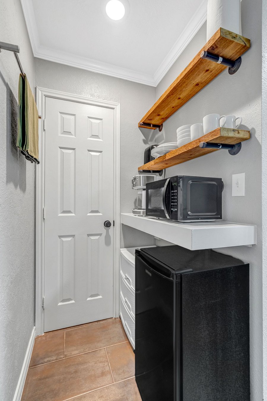 Second living area with TV and Kitchenette 
