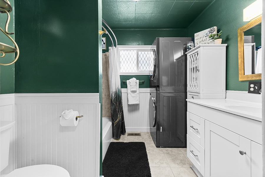 Shower/bath combo, stackable W&D