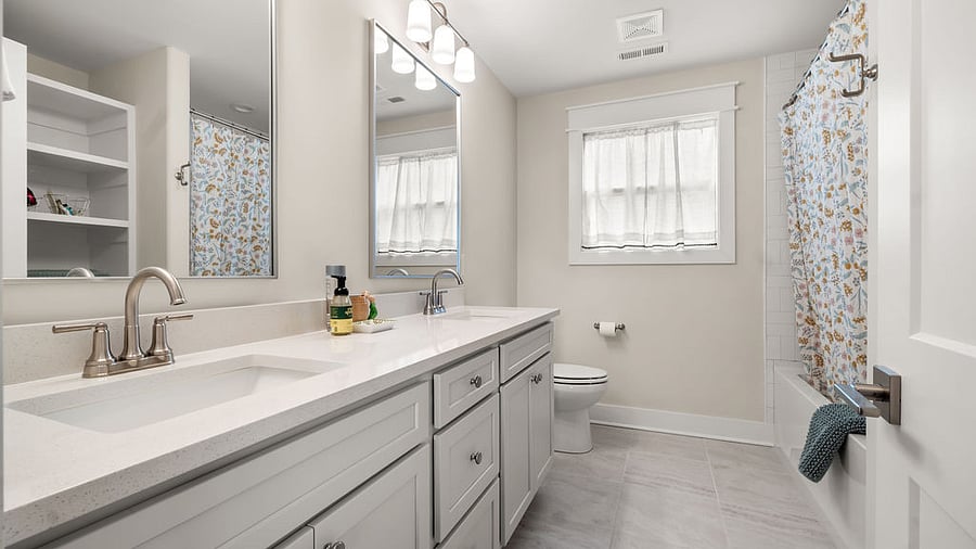 Second Floor hall bath with bath mats