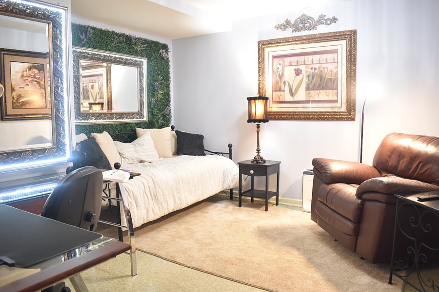 2 daybeds (picture updated soon), large desk, walk-in closet