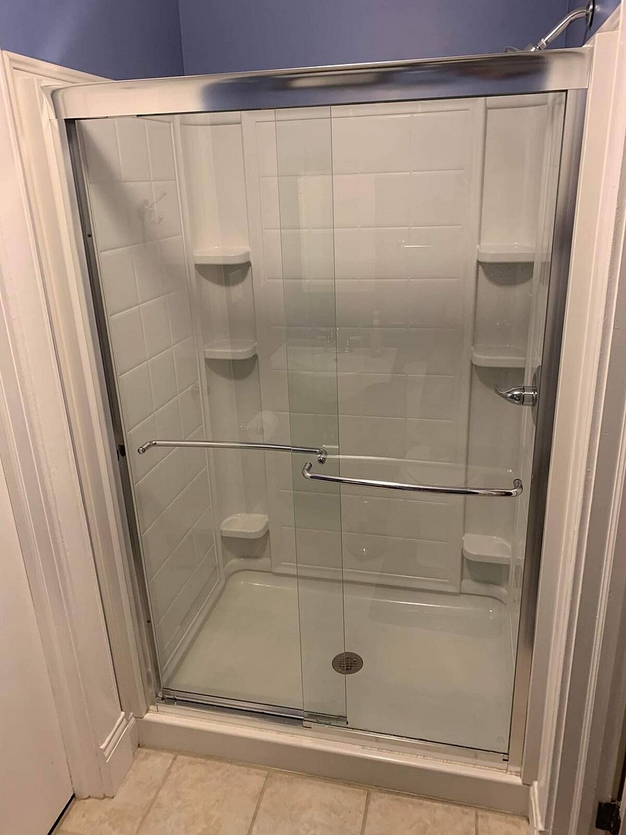 Shared Full Bathroom for Room 4 and Room 5