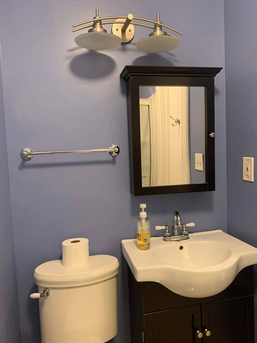 Shared Full Bathroom for Room 4 and Room 5