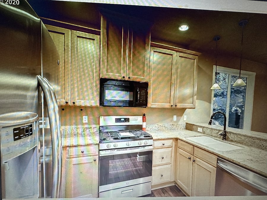 Kitchen (old photo) it was updated with a new fridge and a new microwave and a dishwasher