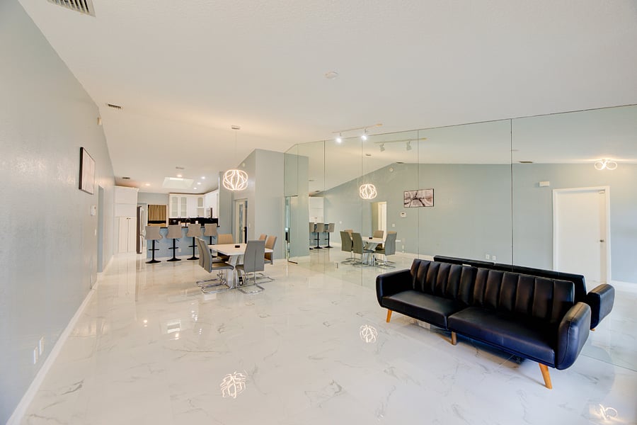 Living room/dinning area