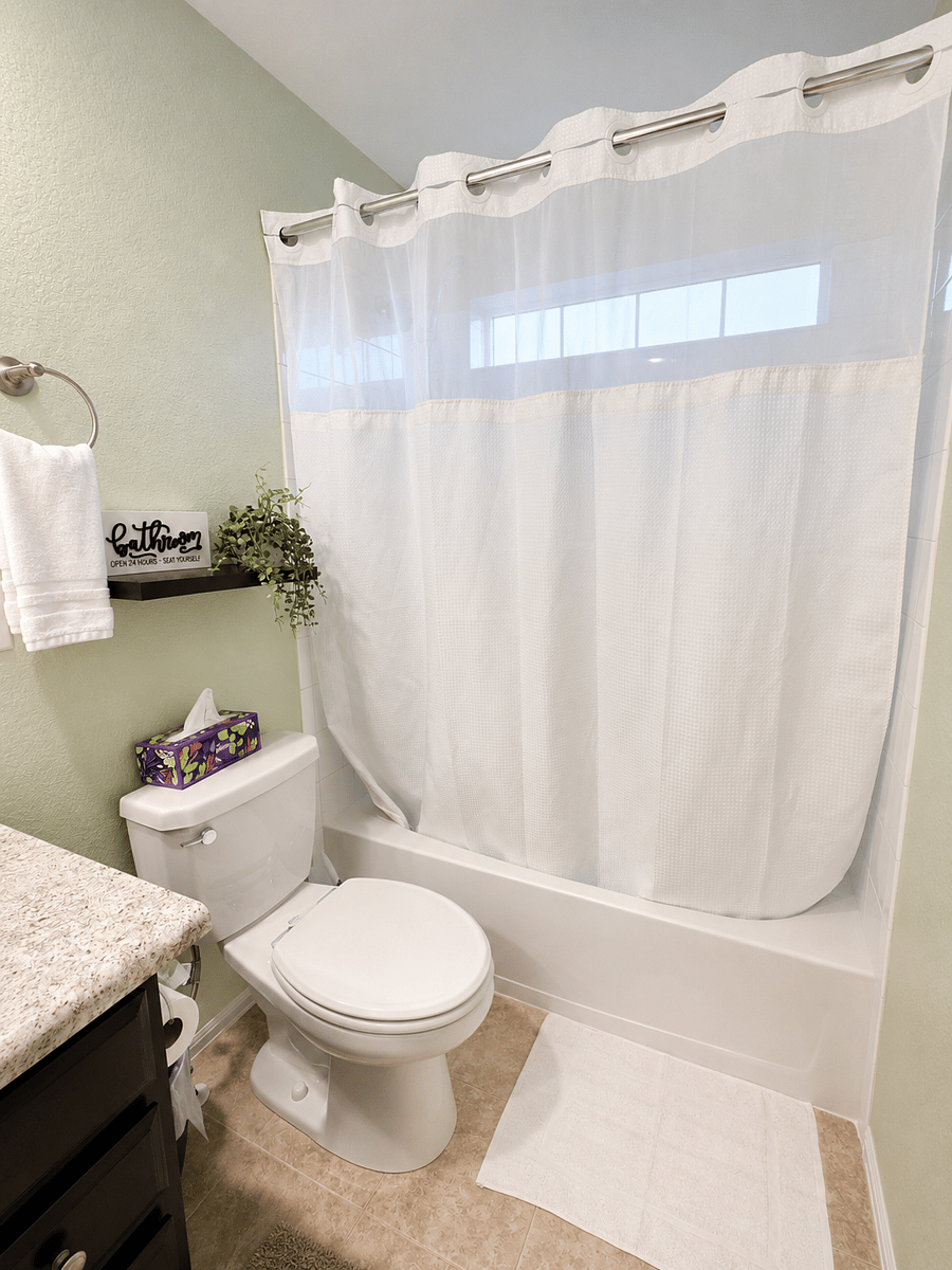 Upstairs Full Bathroom