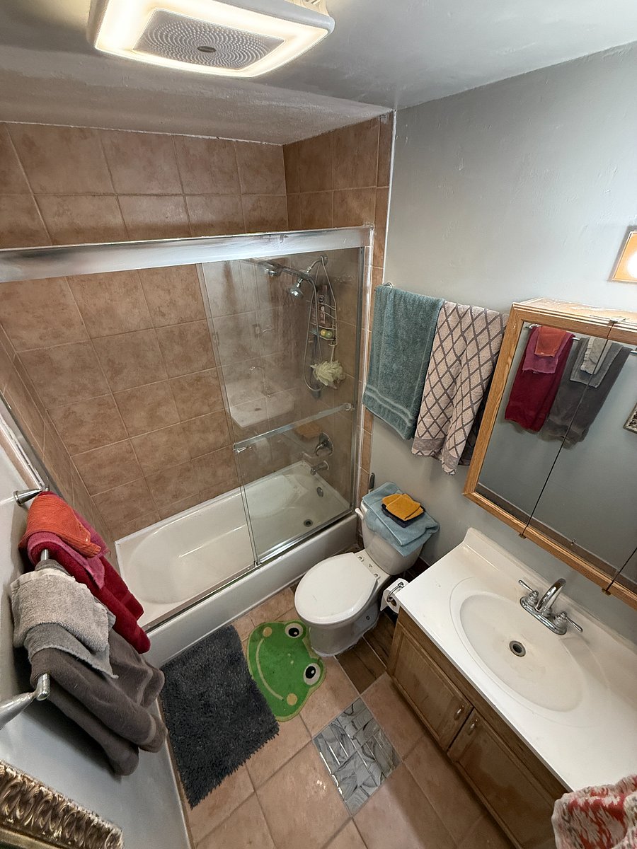 Glass door shower 