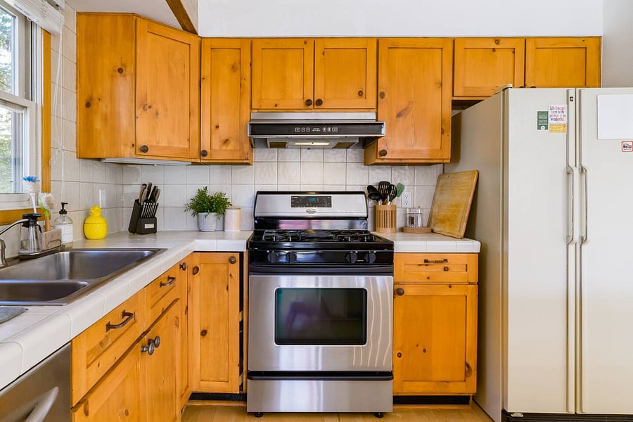 Fully stocked kitchen with all kitchen appliances.