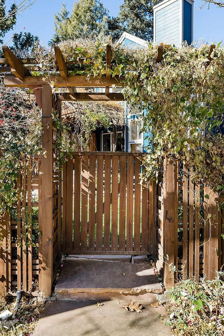 ,Private side gate entryway