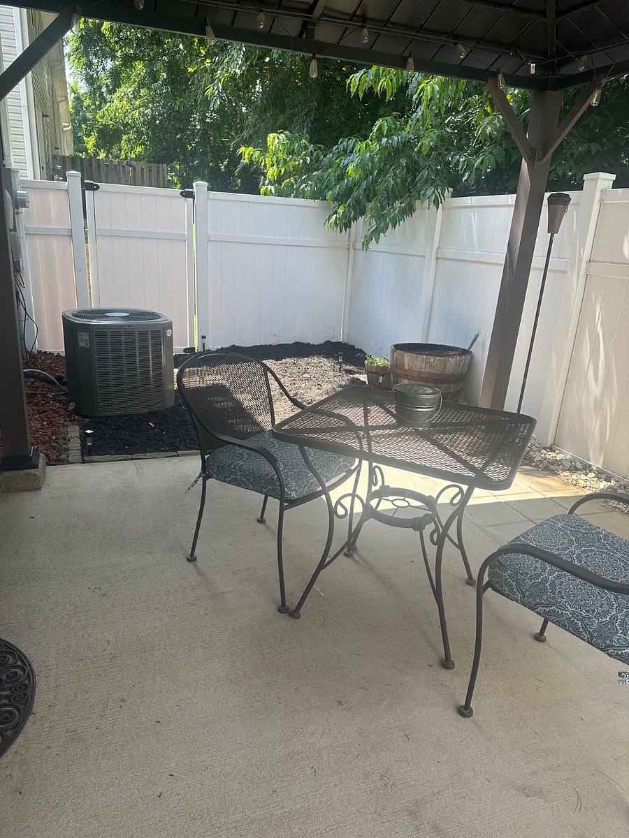 outdoor patio off of kitchen