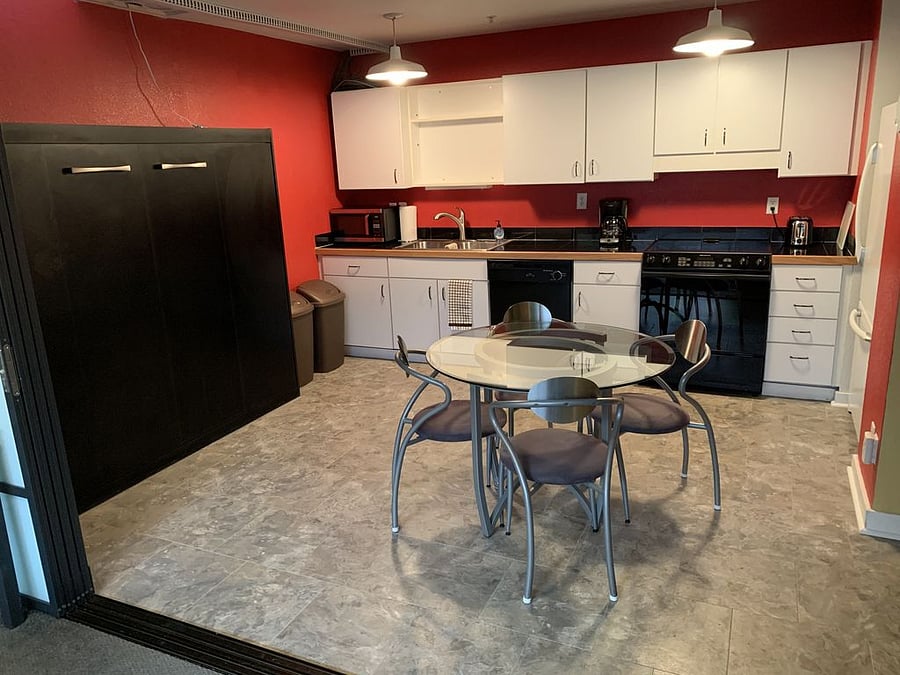 Lowerlevel full kitchen