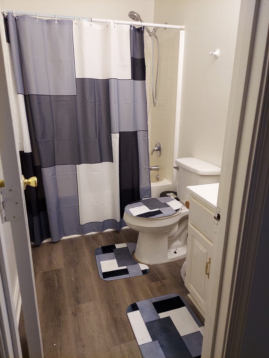 Main level full bathroom