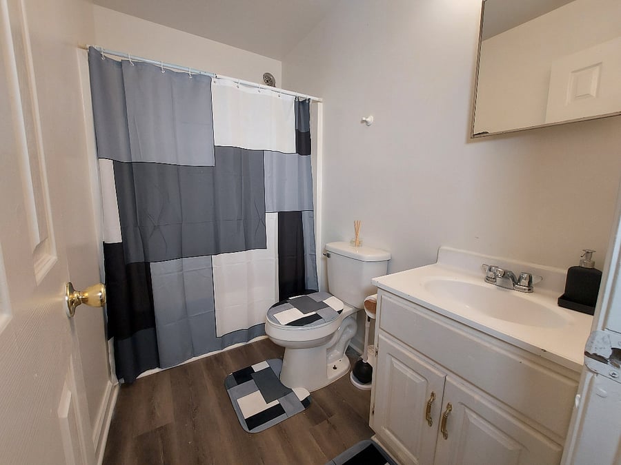 Main level full bathroom