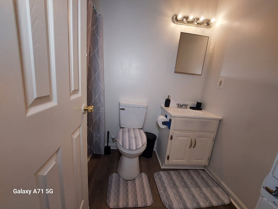 Hallway full bathroom