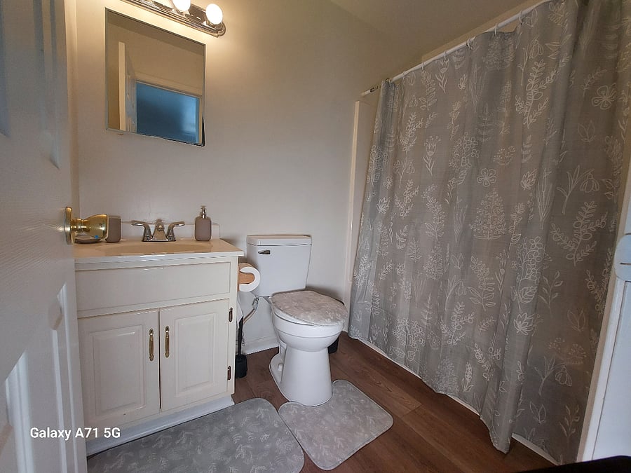 Master bedroom bathroom