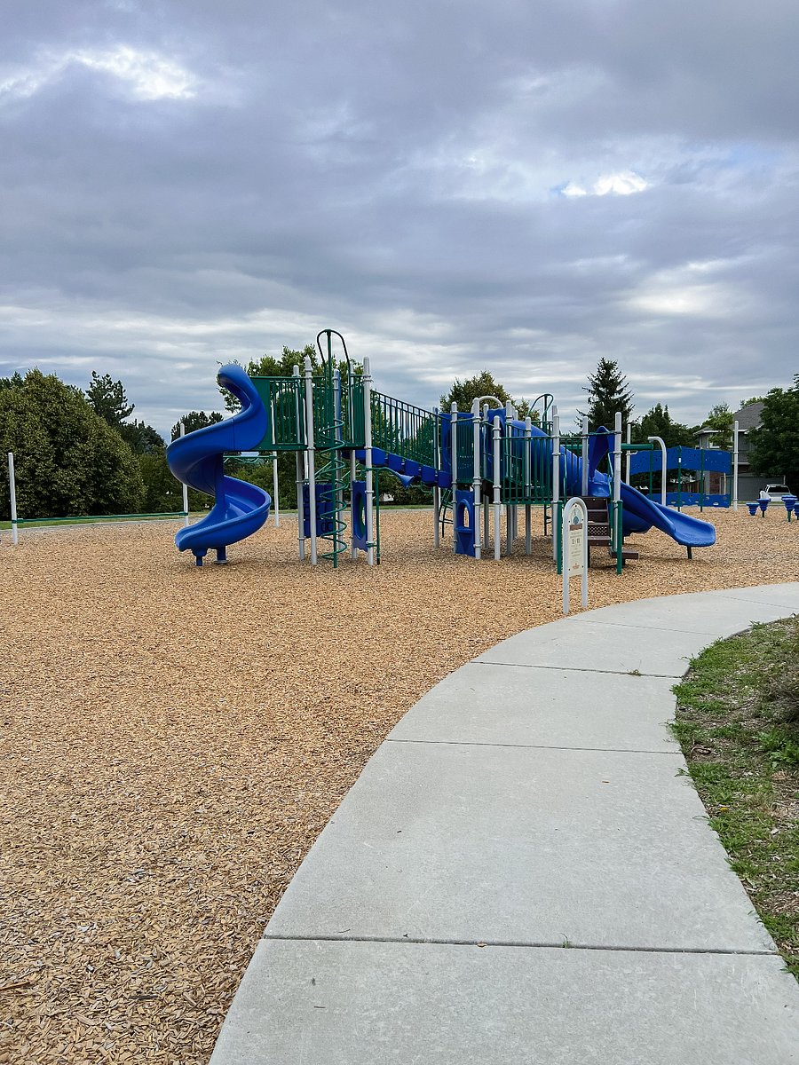 Playground less than 3 min walk