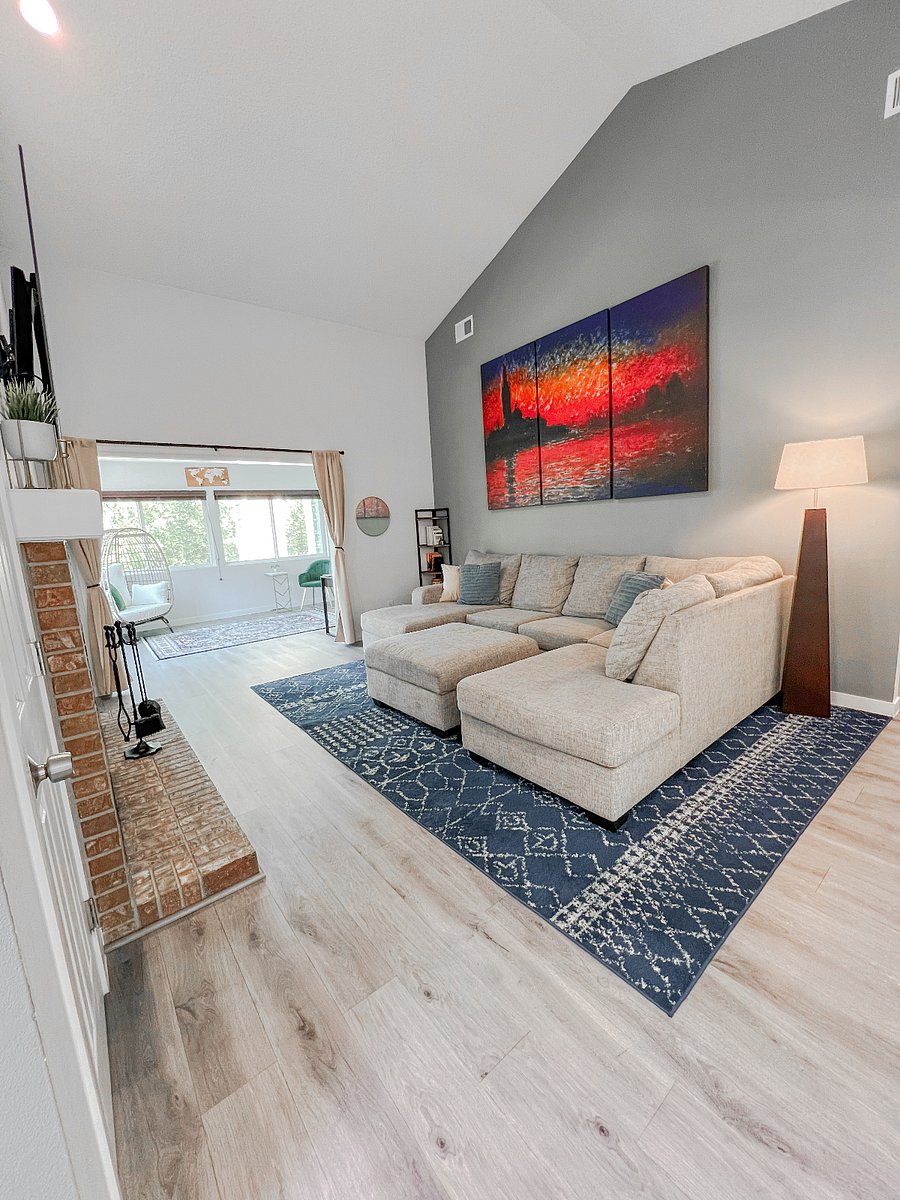 Living room

