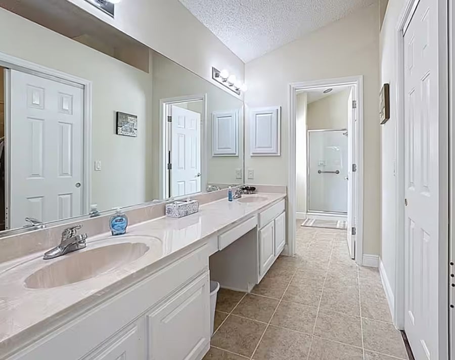 Master bath with big walking closet